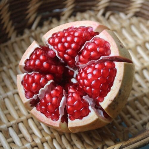 Quel est le fruit rouge présent sur cette photo ? 