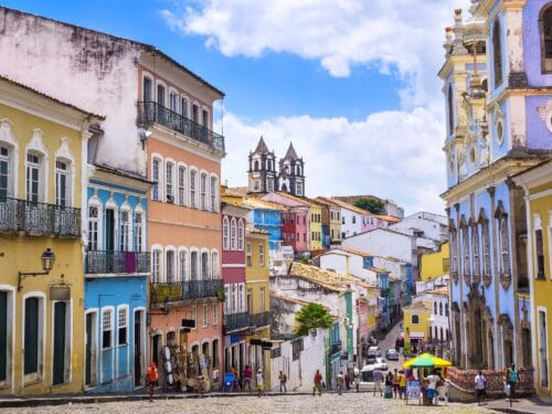 Quelle ville du Brésil fut la première capitale du pays durant la période coloniale ? 