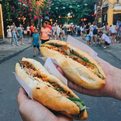 Quel est le nom du sandwich traditionnel de la cuisine de rue au Vietnam et réalisé avec du pain baguette ? 