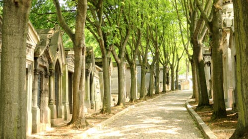 Sur une carte de Paris, où se situe le quartier du Père-Lachaise, célèbre pour son cimetière ? 