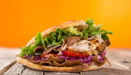 Dans quel pays des immigrés turcs ont-ils eu l’idée de créer le sandwich kebab avec de la viande à la broche ? 