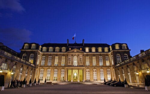 Dans quel quartier parisien se trouve le Palais de l'Élysée où siège le président de la République ? 