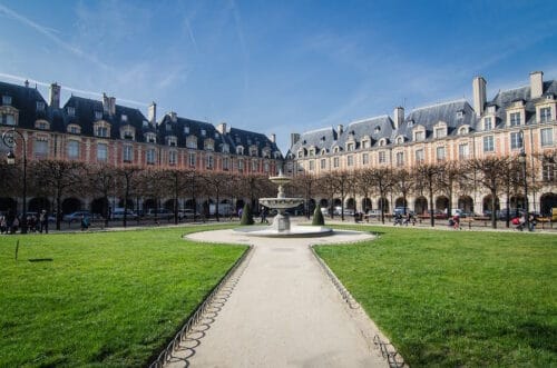 Quel est le nom de cette place située dans le quartier du Marais et anciennement connue comme la place Royale ? 