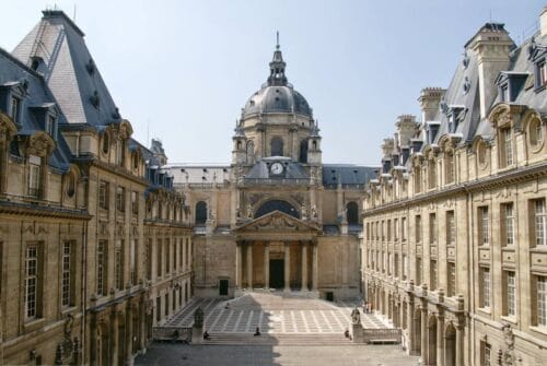 Quel quartier de Paris est très fréquenté par les étudiants et professeurs avec notamment le bâtiment historique de la Sorbonne, l’École normale supérieure, les Mines ParisTech ou encore le lycée Louis-le-Grand ? 