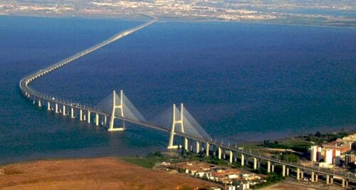 Quel pont de 17 km de long franchit le fleuve Tage à Lisbonne ? 