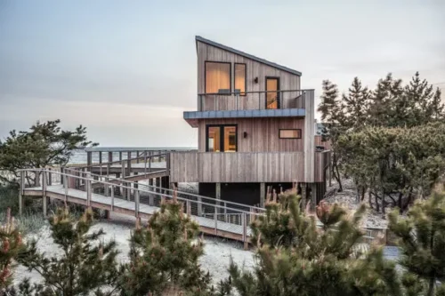 Quelle île située à côté de New York est célèbre pour ses villas en bois sur la plage et sa vie festive ? 