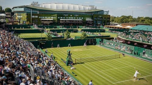 Dans le calendrier des tournois du Grand Chelem, Wimbledon est le second tournoi de l’année. Vrai ou Faux ? 