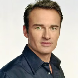 Julian McMahon 