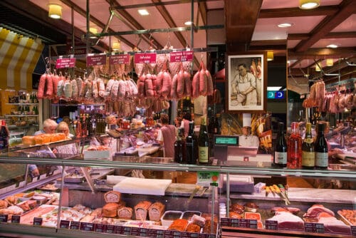 Quel est le nom donné aux Halles de Lyon où les touristes découvrent les spécialités culinaires locales ? 