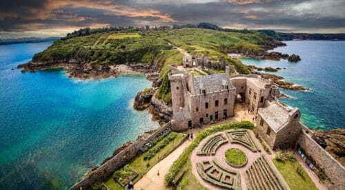 Comment s’appelle le fort situé au Cap Fréhel, lieu touristique majeur près de Saint-Malo ? 