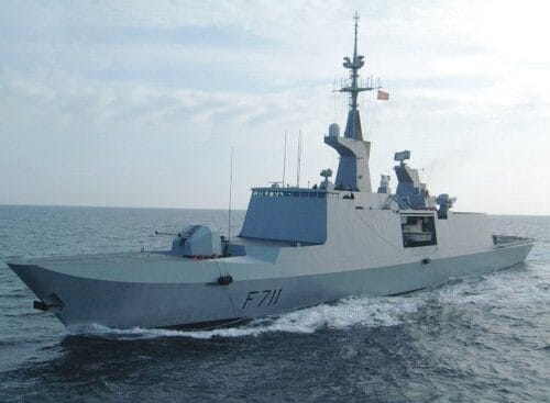 Sur un navire de la Marine nationale française qui appelle-t-on capitaine ? 