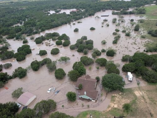 Dans quel État américain, des inondations soudaines et spectaculaires ont causé la mort de 135 personnes le 4 juillet 2025 ? 
