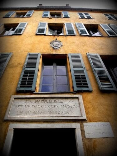 Dans quelle ville de Corse peut-on visiter le Musée National de la Maison Bonaparte ? 