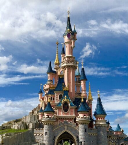 Pour quelle raison un mariage organisé à Disneyland Paris a-t-il été annulé à la dernière minute le 21 juin 2025 ? 