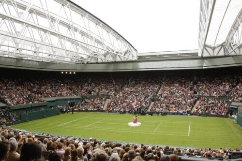 À Wimbledon, quel est le nom du court principal dans lequel se déroulent les finales du tournoi du Grand Chelem ? 