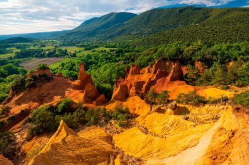 Quelle commune du Luberon est célèbre pour son Colorado provençal et ses paysages couleur ocre ? 