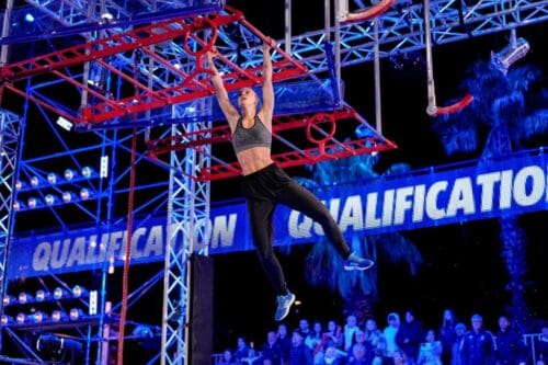 Qui accompagne Denis Brogniart à la présentation de Ninja Warrior sur TF1 ? 