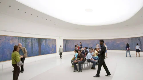 Dans quel musée parisien peut-on admirer Les Nymphéas de Monet dans une salle immersive sur des panneaux pouvant aller jusqu'à 17 m de long ? 