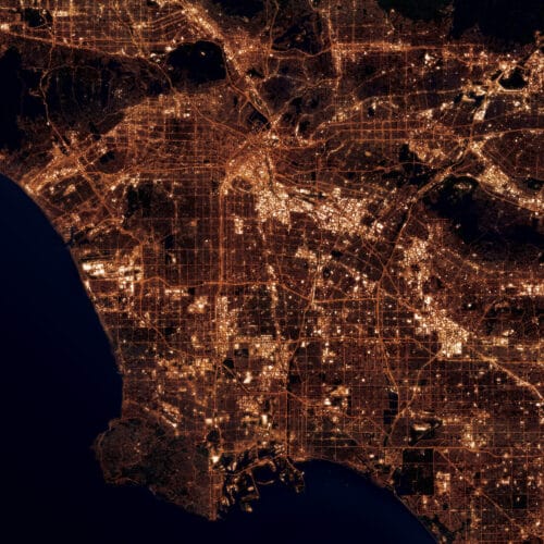 Los Angeles et ses villes voisines constituent la plus grande aire métropolitaine des États-Unis en termes de population. Vrai ou faux ? 