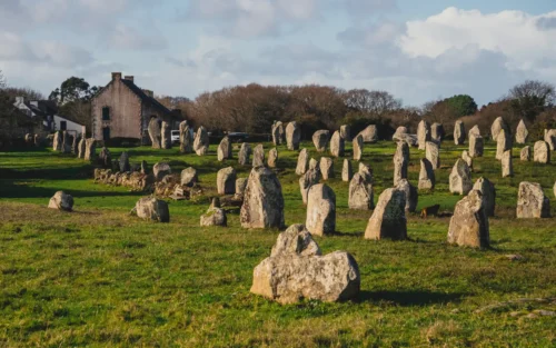 Dans quel département de Bretagne peut-on visiter ce site d’alignements mégalithiques de Carnac ? 