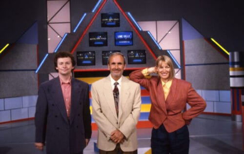 Quel était le nom donné à la voix-off dans le jeu Pyramide sur France 2 ? 