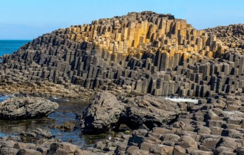 Quelle roche est à l'origine de ces structures en photo ? 