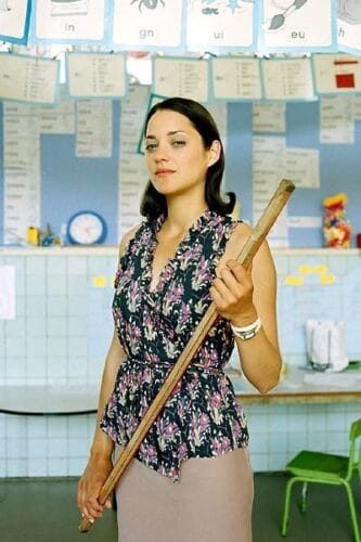 Dans quelle comédie belge, Marion Cotillard incarne-t-elle une institutrice hystérique ? 