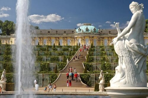 Quelle ville allemande, autrefois surnommée “le Versailles prussien”, abrite le parc Sanssouci ? 