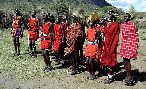 Quelle danse traditionnelle est pratiquée par le peuple Maasaï du Kenya et de Tanzanie ? 
