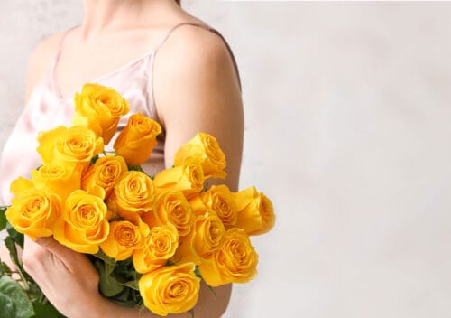 D’après le langage de fleurs, à qui ne faudrait-il pas offrir un bouquet de roses jaunes ? 