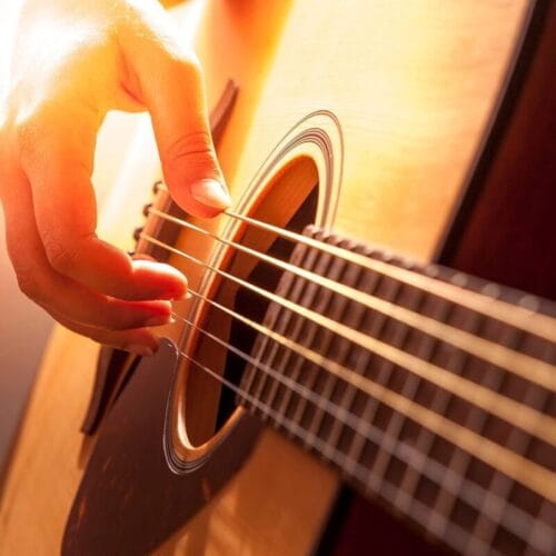 Quelle note de musique est représentée par la première corde, la plus fine, d’une guitare ? 