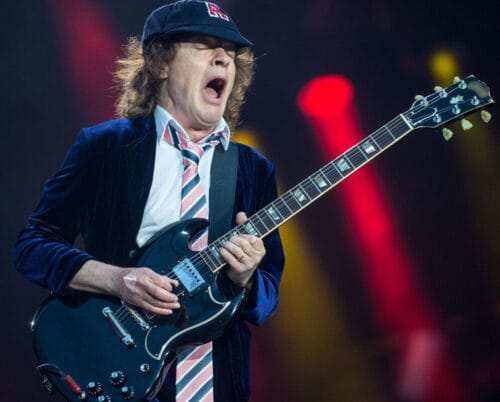 Quelle est la guitare de prédilection d'Angus Young du groupe AC/DC  avec son uniforme d'écolier ? 