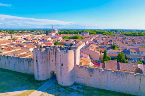 Quelle ville de Camargue possède des remparts autour de son centre-ville ? 