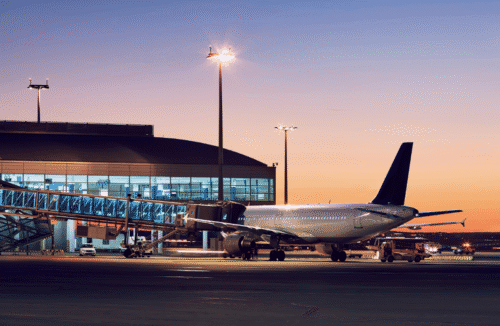 Dans un aéroport, à quoi correspond le mot anglais restroom ? 