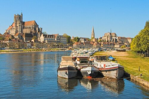 Quelle rivière française, née dans le Morvan, traverse les villes d’Auxerre et de Sens ? 