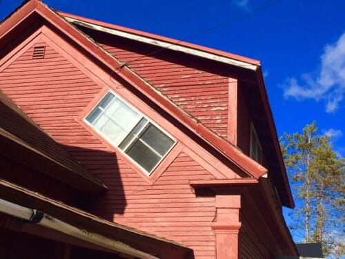 Pourquoi certaines fenêtres de maison sont installées en diagonale dans l'État du Vermont aux États-Unis ? 