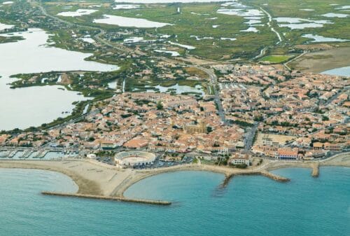 Quelle ville est considérée comme la capitale de la Camargue pour sa position centrale ? 