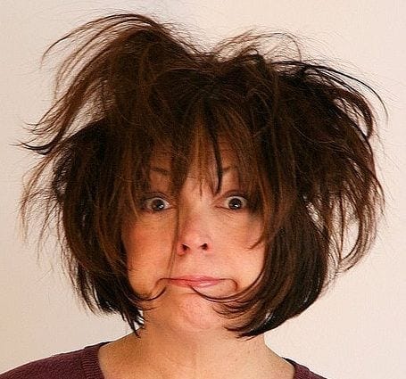 Un brushing capillaire s’effectue avec un sèche-cheveux. Vrai ou faux ? 
