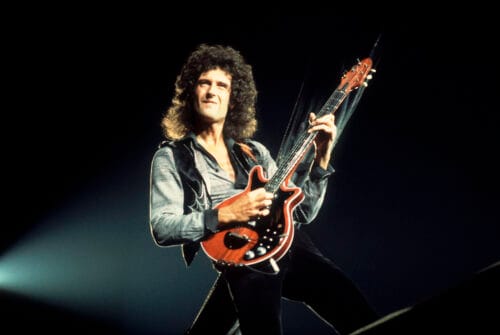À quel grand groupe musical est associé le guitariste Brian May ? 
