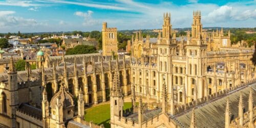 Quelle ville du Royaume-Uni accueille la plus vieille université en langue anglaise ? 