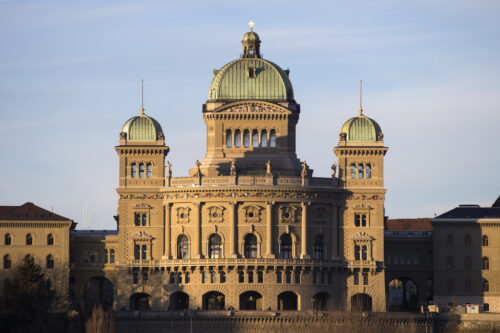 Quelle ville suisse abrite le Palais fédéral de Suisse, organe où s’exerce le pouvoir exécutif et législatif du pays ? 