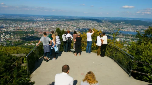 Quelle ville suisse est dominée par le sommet Uetliberg ? 