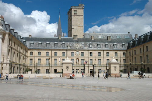 Qui est le Duc de Bourgogne du XVe siècle dont le nom a été donné à la Tour du Palais des Ducs ? 