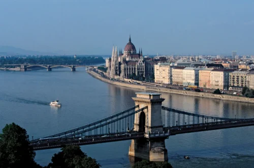 Budapest est une ville formée par la fusion des villes notamment de Buda et de Pest. Vrai ou faux ? 