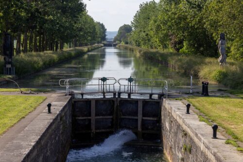 Quels cours d'eau sont reliés par le canal de Bourgogne, qui traverse Dijon ? 