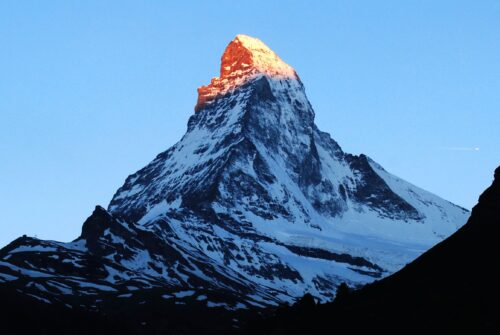 Quelle commune est connue pour donner un accès au Cervin, la montagne la plus connue de Suisse ? 