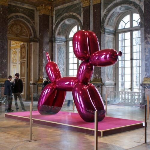 Quel plasticien et sculpteur américain est l’auteur de Balloon Dog ? 