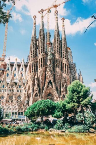 À quel architecte espagnol doit-on la Sagrada Familia de Barcelone ? 