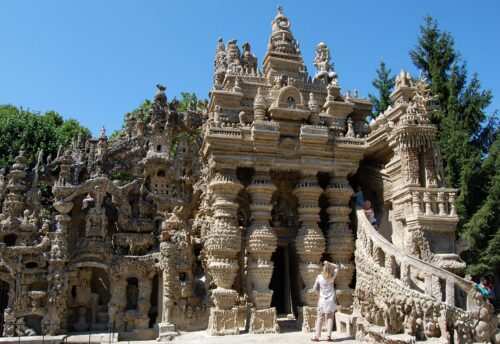 Quel était le métier principal de Ferdinand Cheval, le créateur du Palais idéal de Hauterives ? 