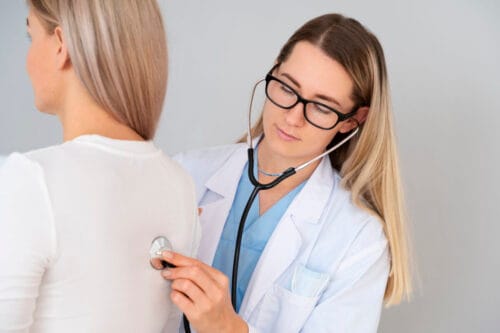 Quel est le nom de l'instrument utilisé par les médecins pour écoute les sons internes du corps ? 